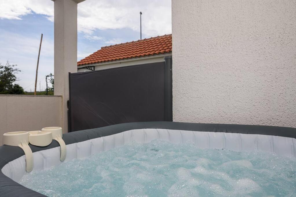 New Apartment With Pool And Jacuzzi Only For You Kastela Bagian luar foto